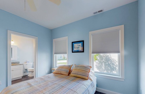 Arundel Condo | Gorgeous home with patio, fireplace, central AC, washer/dryer, gym & grill