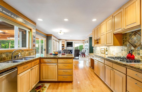 Bothell House | Gorgeous house with 2 gas fireplaces, grill, park-like yard & fast WiFi