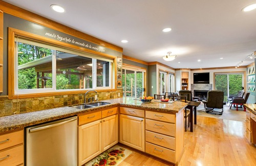 Bothell House | Gorgeous house with 2 gas fireplaces, grill, park-like yard & fast WiFi