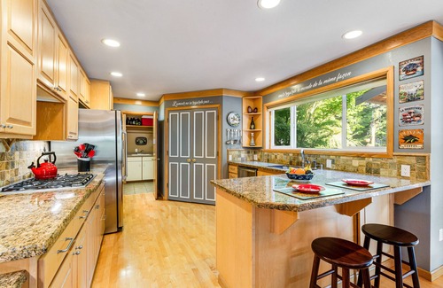 Bothell House | Gorgeous house with 2 gas fireplaces, grill, park-like yard & fast WiFi