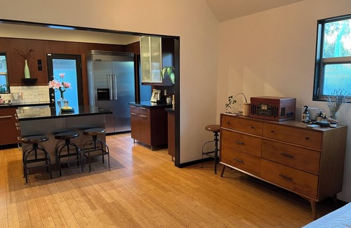 Sunset Junction House | Gorgeous LA Craftsman in Silverlake with outdoor shower and fire pit