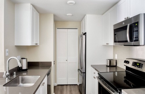 University City Apartment | Gorgeous La Jolla 2BR w/Gym, W/D & Pool, nr bars & shops, by Blueground