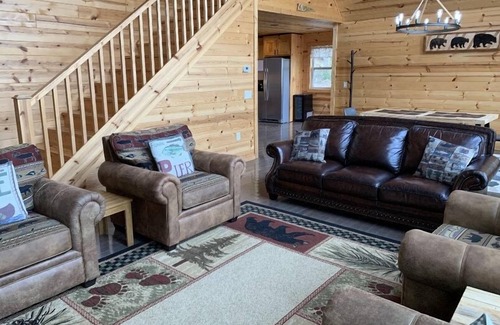 Topton Cabin | GORGEOUS LAKE FRONT CABIN - PRIVATE LAKE ACCESS-FISHING, KAYAKING, AND HIKING.