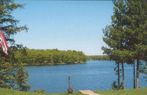 Holcombe Cabin | Gorgeous Lake Home with a Pontoon Available for rent