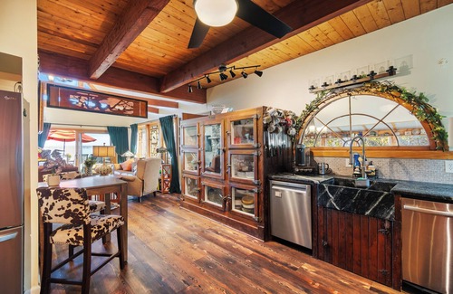 Geneva House | Gorgeous lake house