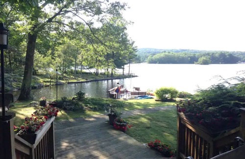 Putnam Valley Cottage | Gorgeous lakefront home one hour away from NYC