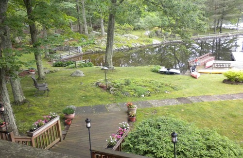 Putnam Valley Cottage | Gorgeous lakefront home one hour away from NYC