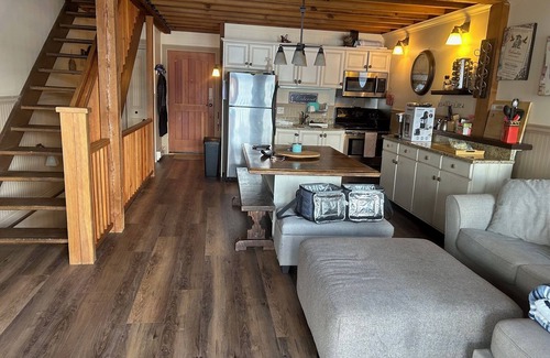 Central Okanagan Cabin | Gorgeous Lakefront Cottage