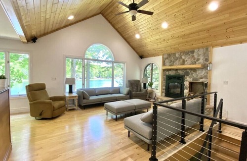 Fountain House | GORGEOUS LAKEFRONT HOME - lots of amenities! 20 min to Lake Michigan!