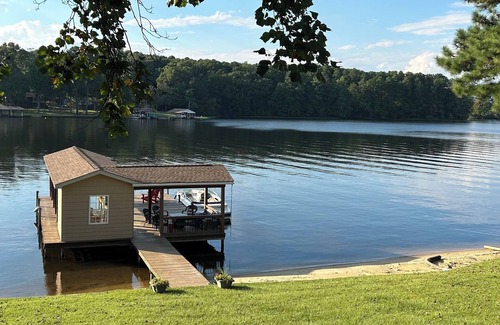 Myrick Estates House | Gorgeous Lakefront House with Natural Sandy Beach - 6 Bedroom 3 Bath