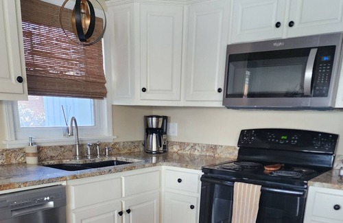 New London House | Gorgeous Lakefront Property