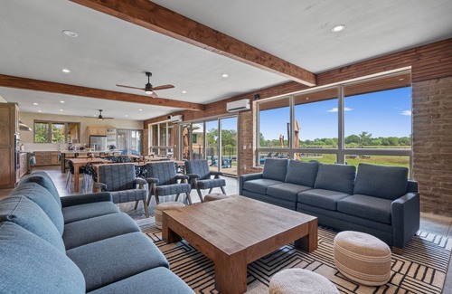 La Grange House | Gorgeous Lakeside Retreat Center – 30 Beds