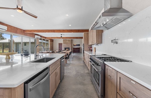 La Grange House | Gorgeous Lakeside Retreat Center – 30 Beds