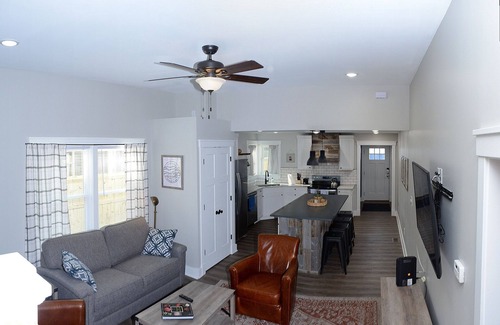 Near Northside House | Gorgeous Large Remodel ! Perfect for your Group!