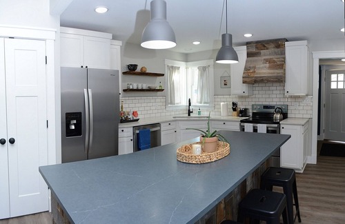 Near Northside House | Gorgeous Large Remodel ! Perfect for your Group!
