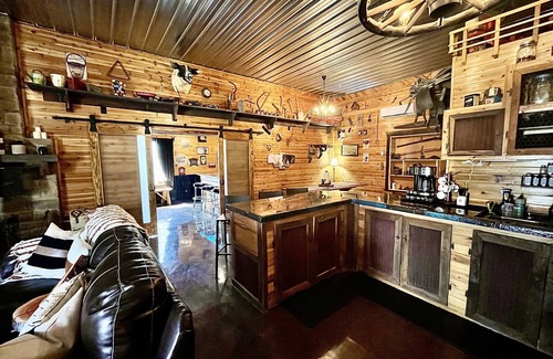 Martinsville Cabin | Gorgeous Luxury Cabin with Private Horse Stalls & Over 20 miles of trails