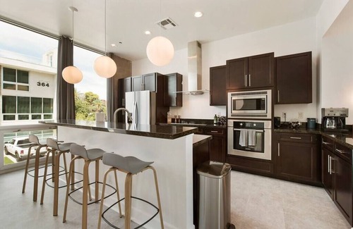 Riverside Apartment | Gorgeous Modern 2 Bedroom Apartment with Pool