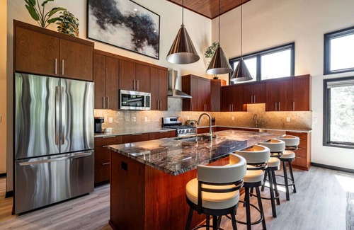 Okauchee Lake House | Gorgeous Modern Build, 4 BD/4 BA, Near Downtown and Hwy