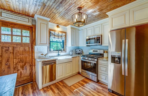 Ellijay Cabin | Gorgeous modern cabin with covered patio, firepit, full kitchen, & central AC