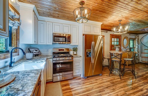 Ellijay Cabin | Gorgeous modern cabin with covered patio, firepit, full kitchen, & central AC