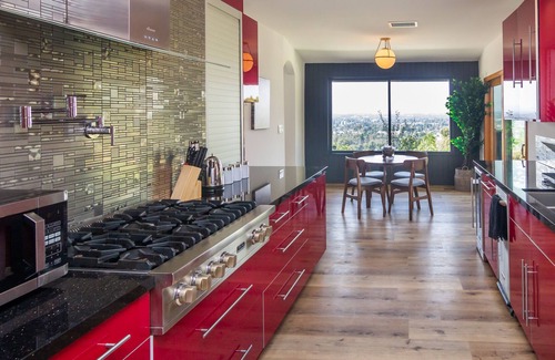 Reseda House | GORGEOUS Modern remodeled HOUSE W/POOL &4 bedrooms