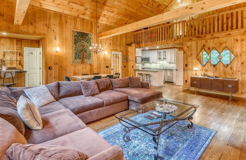 Stratton and Bromley Ski Areas House | Gorgeous Mountain Home with Private Hot Tub, WiFi, Washer/Dryer - Skiing Nearby