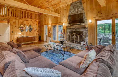 Stratton and Bromley Ski Areas House | Gorgeous Mountain Home with Private Hot Tub, WiFi, Washer/Dryer - Skiing Nearby