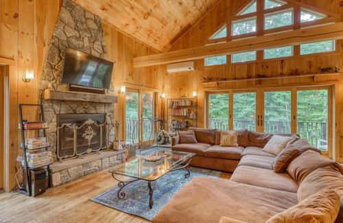 Stratton and Bromley Ski Areas House | Gorgeous Mountain Home with Private Hot Tub, WiFi, Washer/Dryer - Skiing Nearby