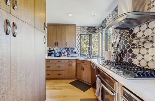 Summit Park House | Gorgeous Mountain House with Hot Tub, Sauna & Gym
