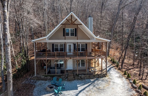 Cullowhee House | Gorgeous Mountain Retreat in Glenville with beautiful views & close to Cashiers!