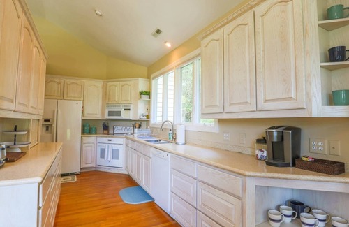 Vanderhorst Plantation House | Gorgeous Natural Light, Vaulted Ceilings & Fairway Views. Back Deck & Screened Porch.