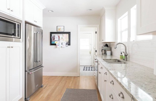 East Central House | Gorgeous Neighborhood I Central Location I Parking