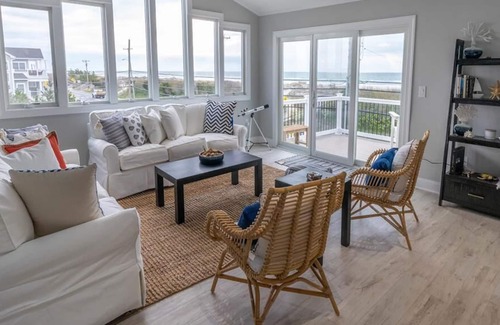 Dennisville House | Gorgeous Northend Beauty Sleeps 10
