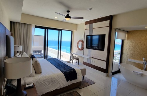 Zona Hotelera Resort | Gorgeous Oceanfront, Christmas in Cabo, family friendly, luxury spa & resort