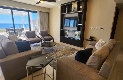 Zona Hotelera Resort | Gorgeous Oceanfront, Christmas in Cabo, family friendly, luxury spa & resort