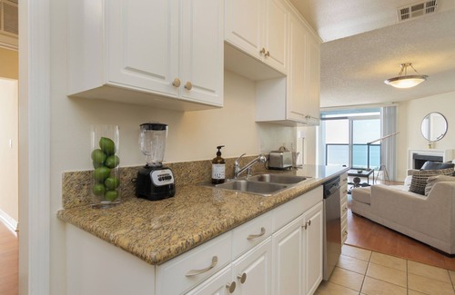 Marina Peninsula Apartment | Gorgeous Ocean View Apartment