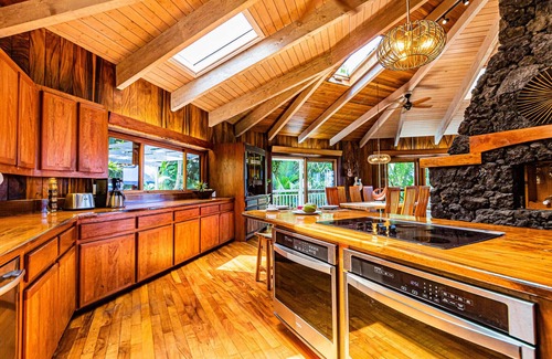 Kapoho House | 🌴 Gorgeous Oceanfront Luxury Retreat 🌊 private pool, black sand beach, pond, AC