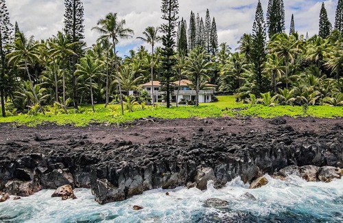 Kapoho House | 🌴 Gorgeous Oceanfront Luxury Retreat 🌊 private pool, black sand beach, pond, AC