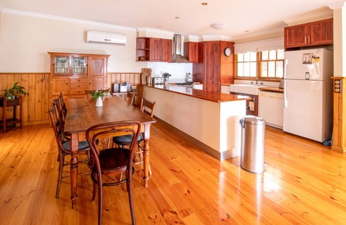 Bendigo House | Gorgeous, pet friendly, family sized cottage in the perfect location.