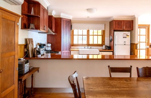 Bendigo House | Gorgeous, pet friendly, family sized cottage in the perfect location.
