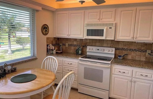 East Naples Condo | Gorgeous remodeled 2BR 2BA spacious 2nd fl condo