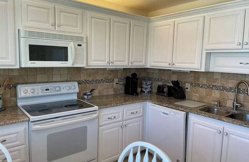 East Naples Condo | Gorgeous remodeled 2BR 2BA spacious 2nd fl condo