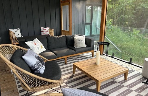 Gravenhurst House | Gorgeous Renovated Lake Cottage! 300ft lake frontage