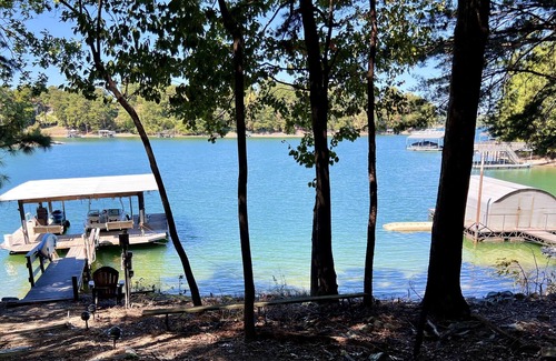 Buford Cottage | Gorgeous renovated Lakefront retreat! South end, two docks!