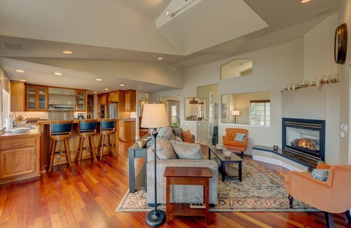 Nevada City House | Gorgeous Retreat with the Best View, Chef's Kitchen, WiFi, Spa Tub and Hot Tub