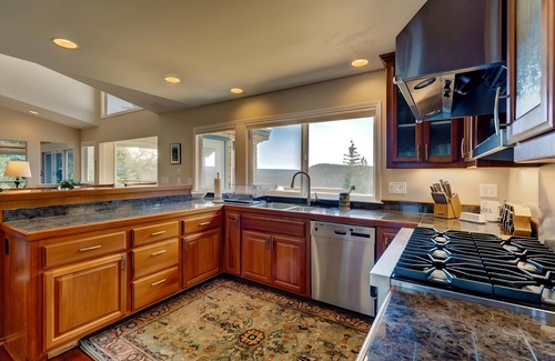 Nevada City House | Gorgeous Retreat with the Best View, Chef's Kitchen, WiFi, Spa Tub and Hot Tub