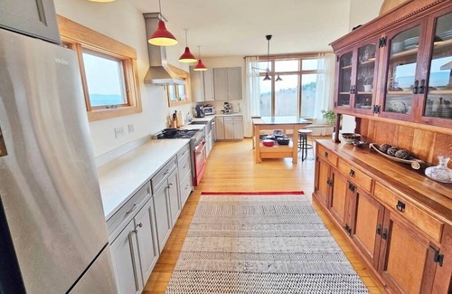 Johnson House | Gorgeous Retreat with Mtn Views near Stowe/Smuggs