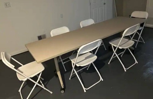 Warren Apartment | Gorgeous room next to Trumbull!