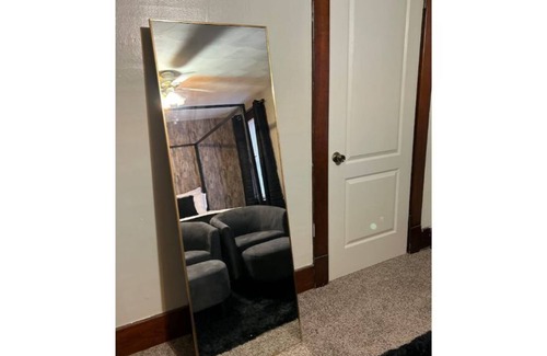 Warren Apartment | Gorgeous room next to Trumbull!
