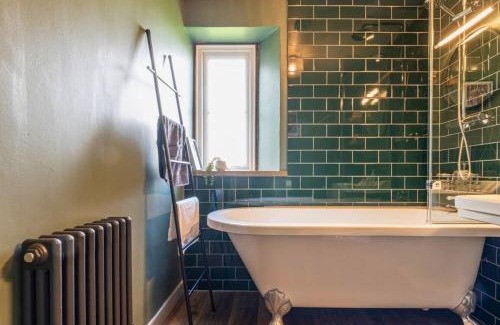 Norton St. Philip House | Gorgeous Rural 4 Bed Farm Cottage - With Hot Tub!